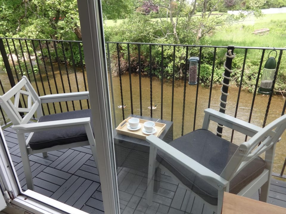 Riverbank Cottage River Ehan Double Balcony House in Copeland District
