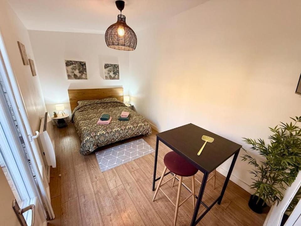 Bed, Seating area, Dining area, Bedroom