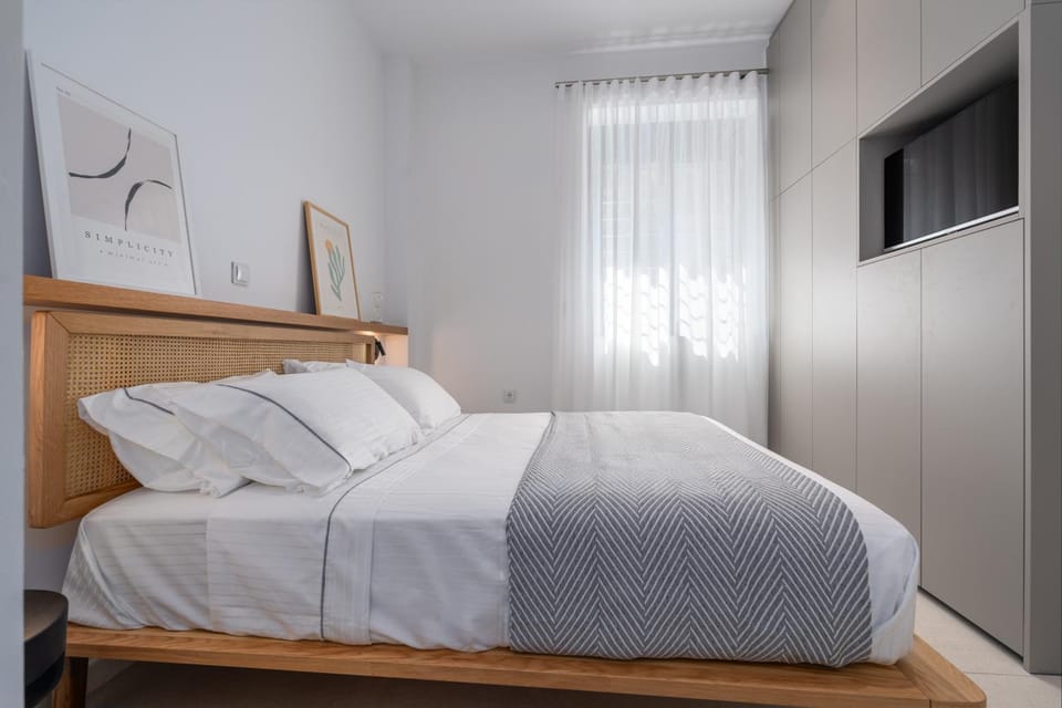 Bed, TV and multimedia, Bedroom