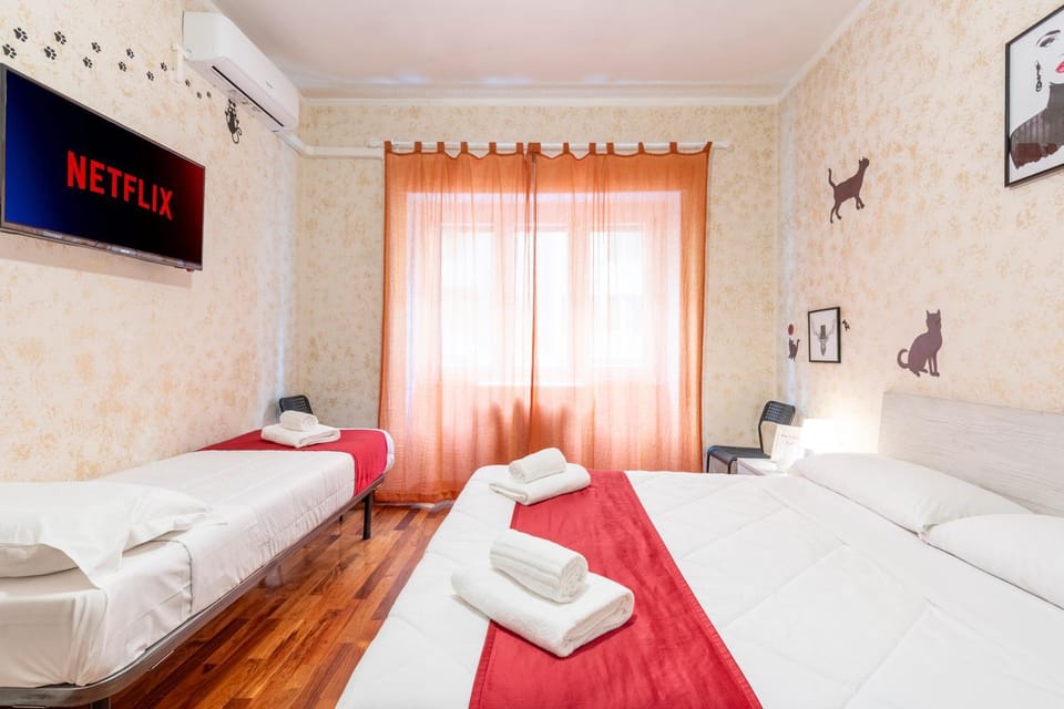 Bed, TV and multimedia, Photo of the whole room, Bedroom, towels, air conditioner