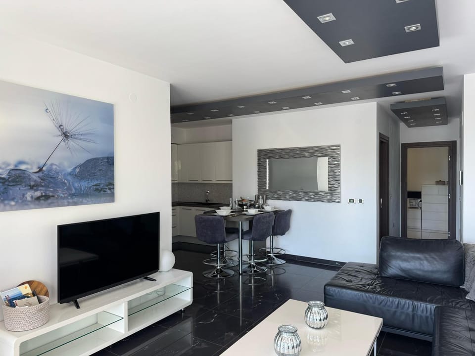 Kitchen or kitchenette, Living room