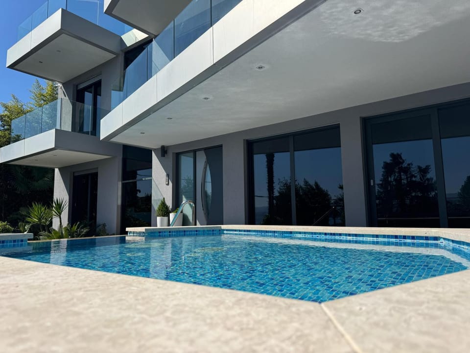 Property building, Day, Pool view, Swimming pool