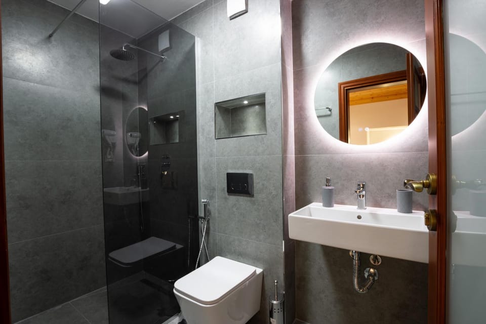 Shower, Toilet, Bathroom, towels