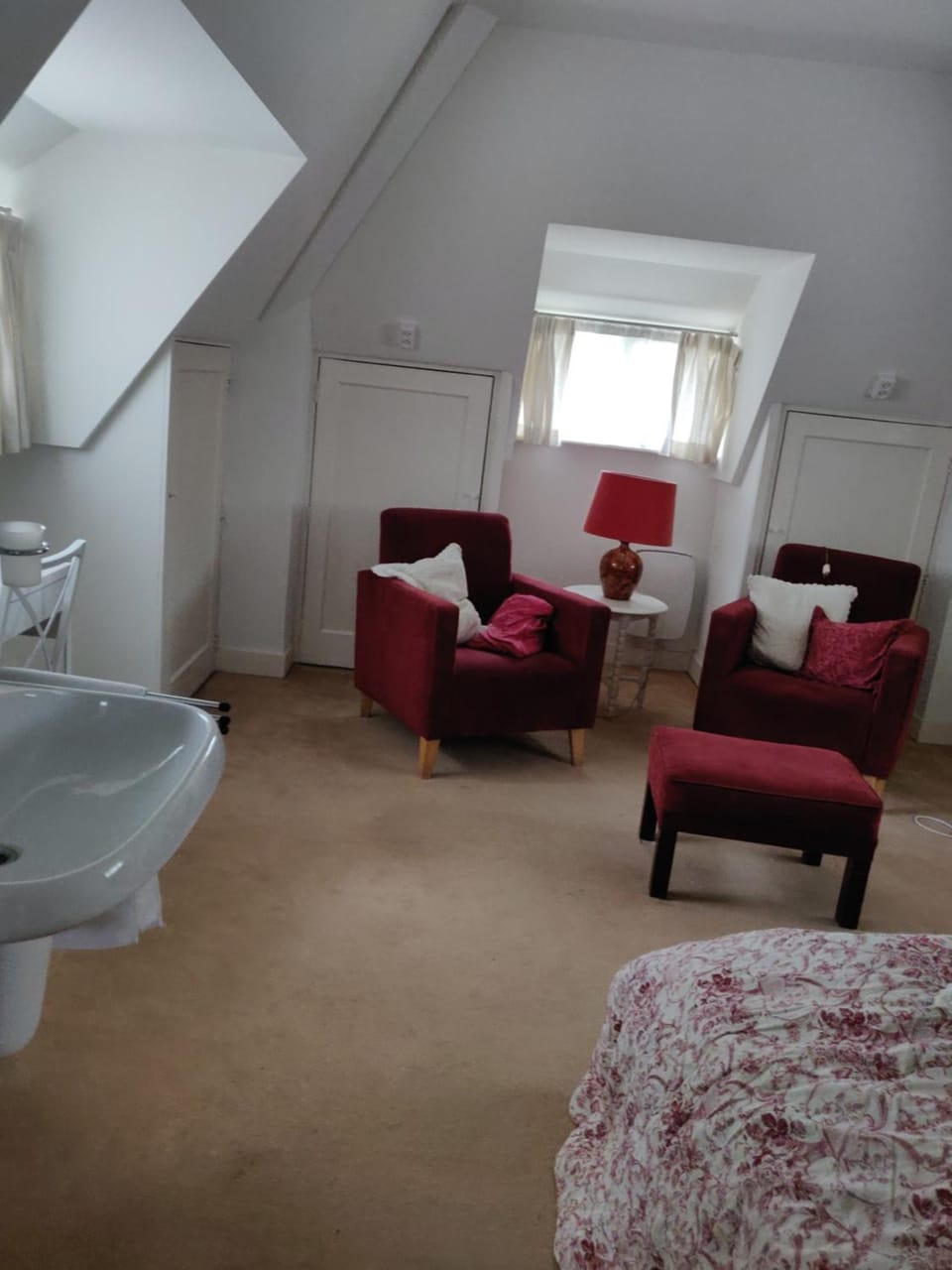 Zit slaapkamer op de 2e etage in een rietgedekte villa met gedeelde douche en keuken Apartment in Wassenaar