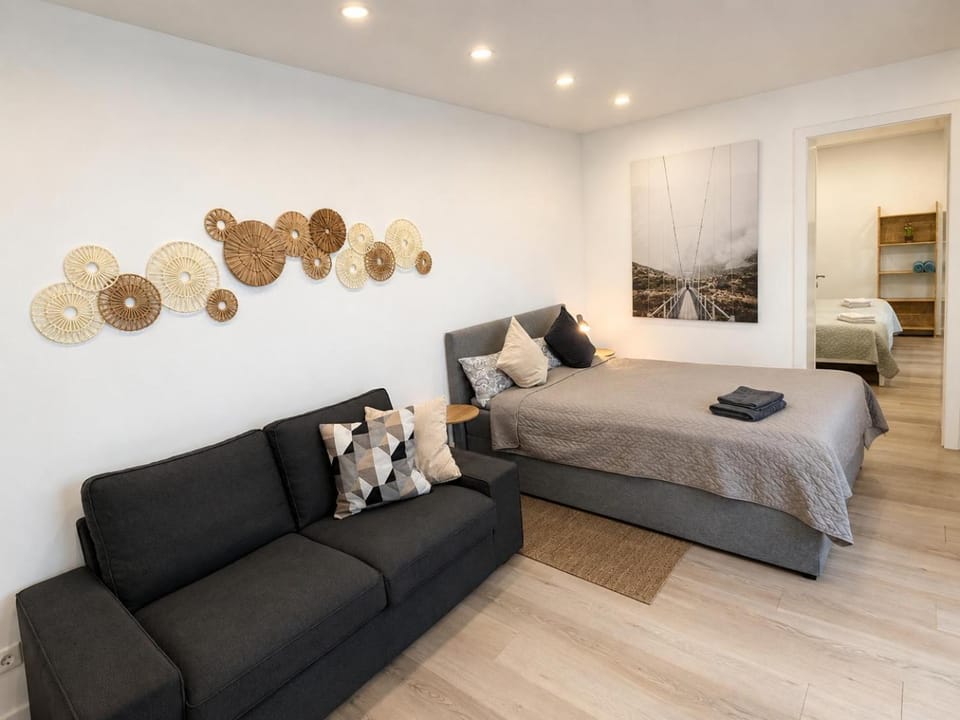 Bed, Photo of the whole room, Seating area