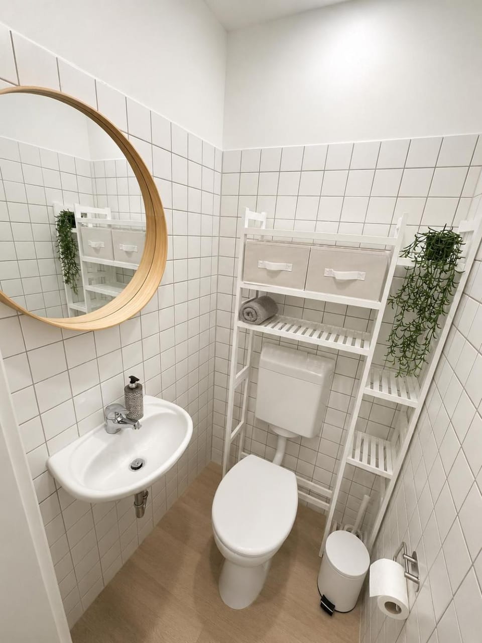 Toilet, towels