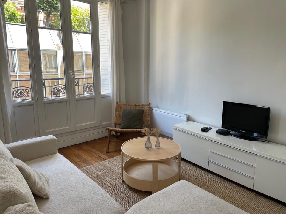 Cosy 2 pièces 1 Chambre , 1 séjour, et 1 coin bureau Apartment in Paris