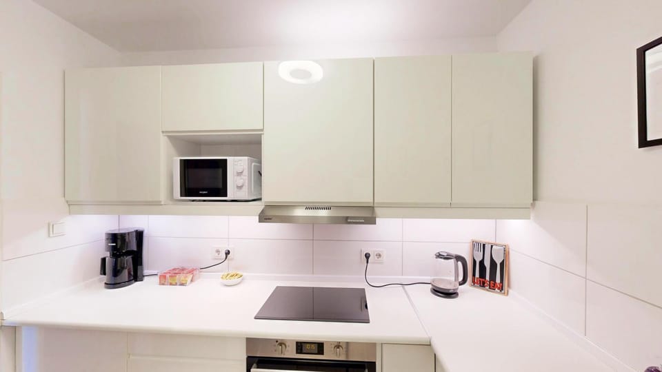 Coffee/tea facilities, Kitchen or kitchenette, stove, toaster