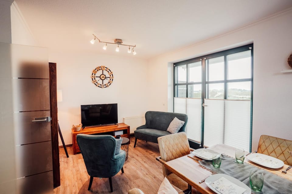 TV and multimedia, Living room, Seating area, Dining area