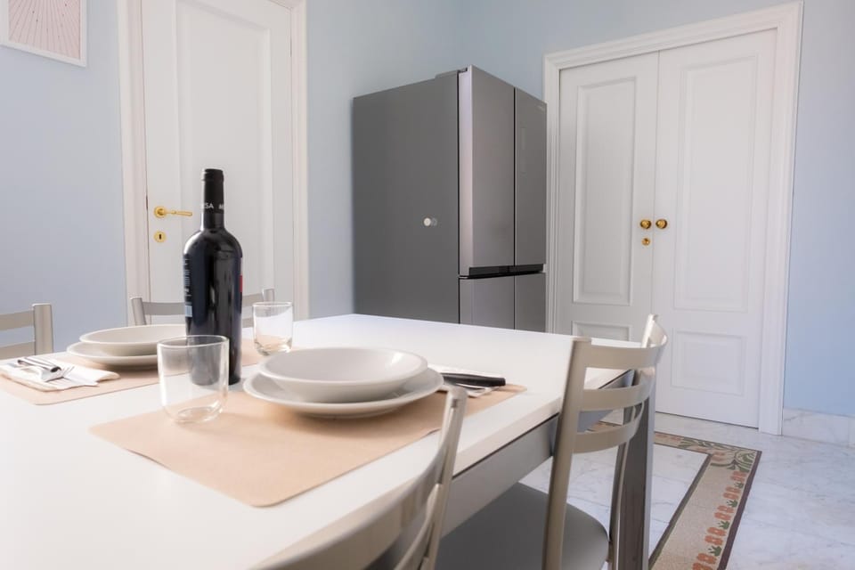 Kitchen or kitchenette, Dining area, oven