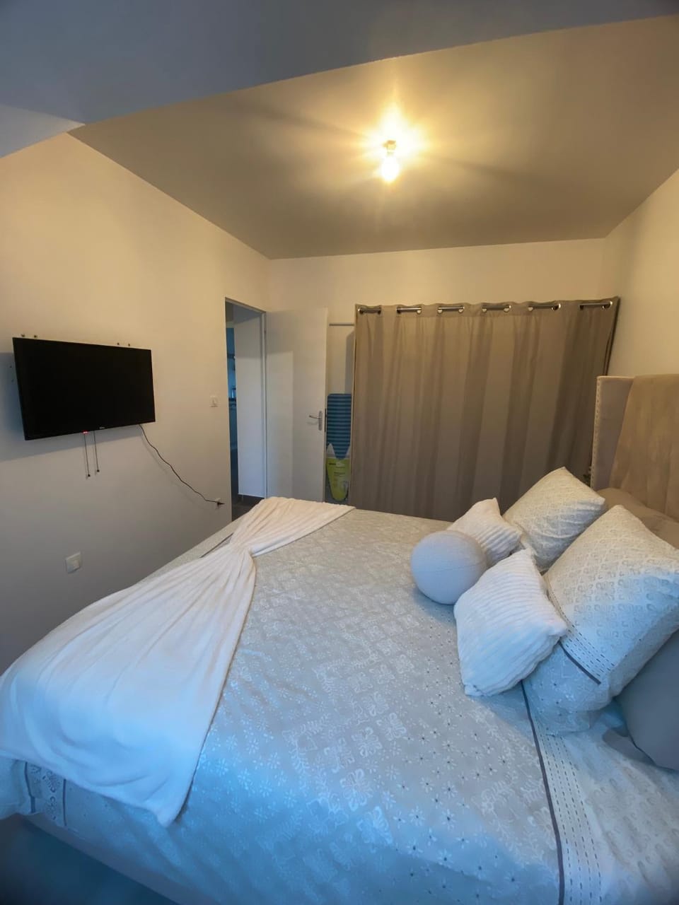 Bed, TV and multimedia, Bedroom, wardrobe