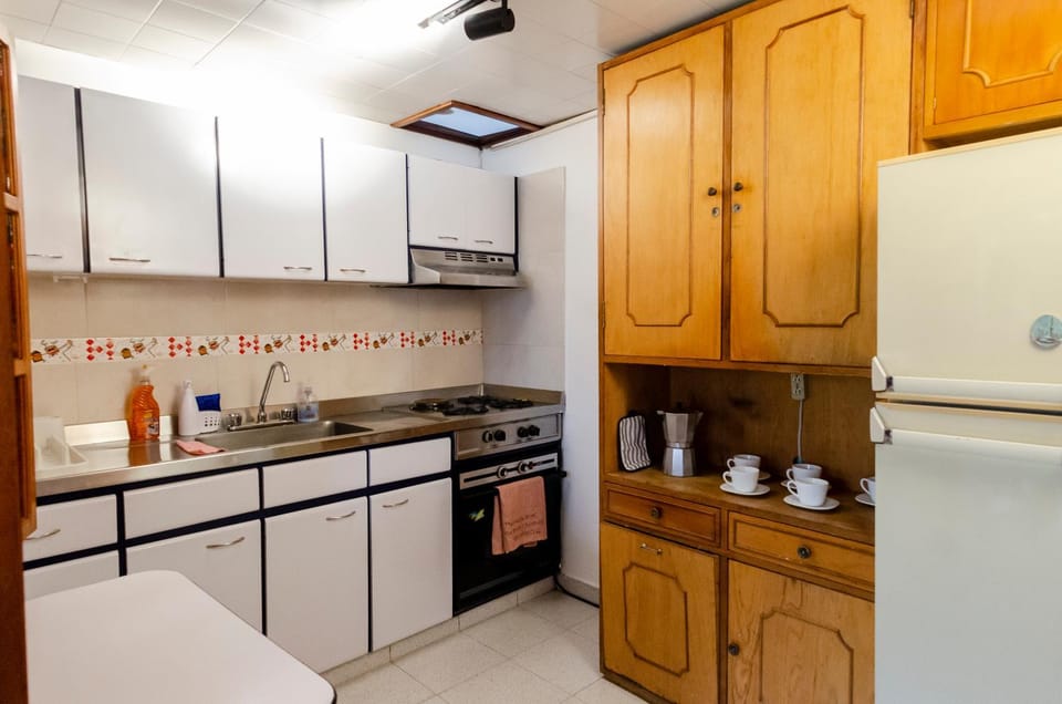 Coffee/tea facilities, Kitchen or kitchenette, oven