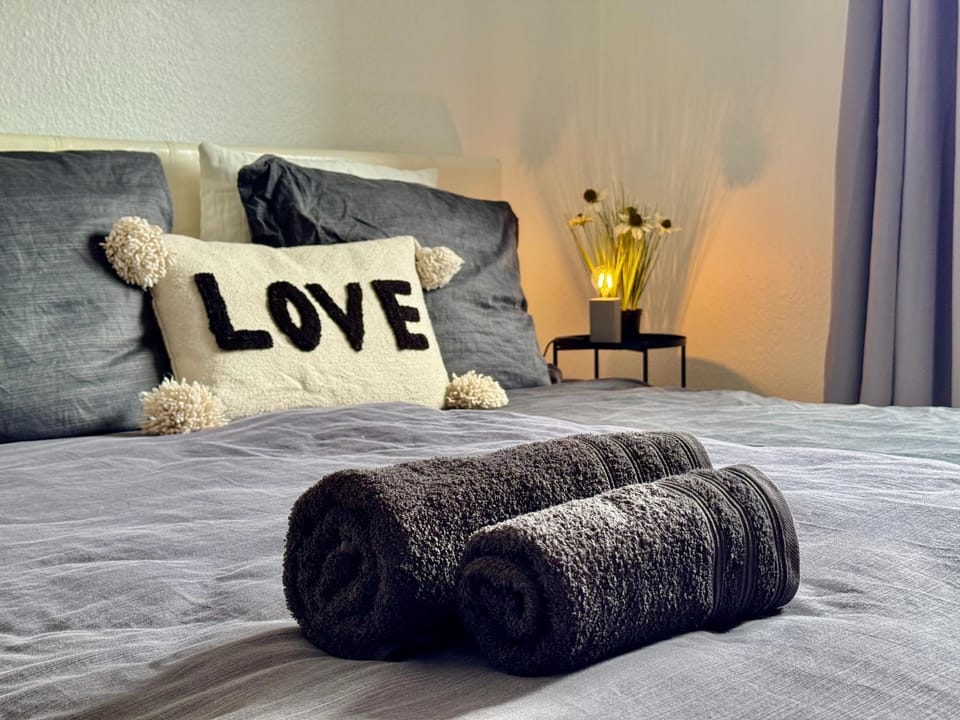 Bed, towels