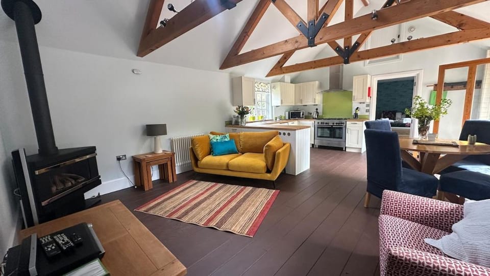 TV and multimedia, Kitchen or kitchenette, Living room, Photo of the whole room, Seating area, Dining area, Evening entertainment