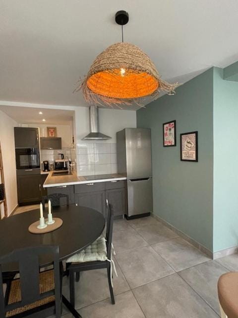 Kitchen or kitchenette, Dining area