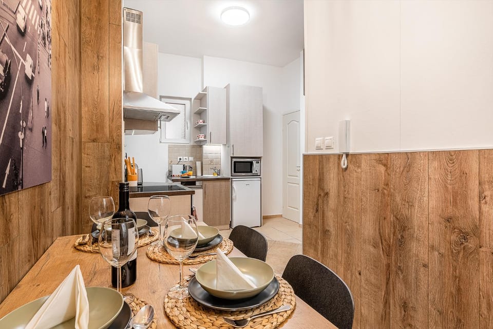 Kitchen or kitchenette, Dining area