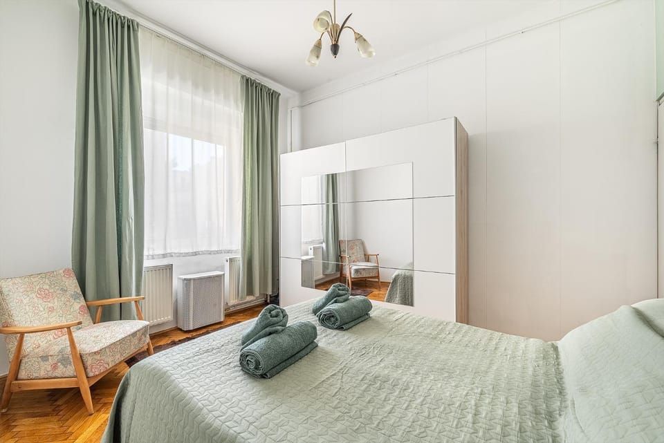 Bed, Bedroom, towels, wardrobe