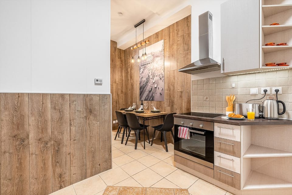 Kitchen or kitchenette, Dining area
