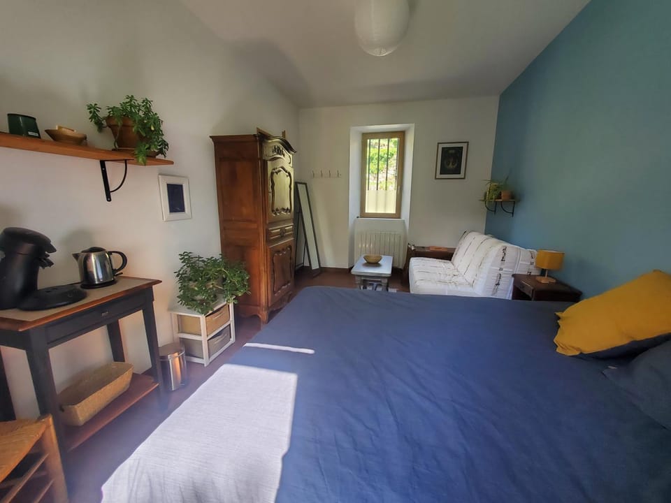 Bed, Coffee/tea facilities, Photo of the whole room, Bedroom, Street view