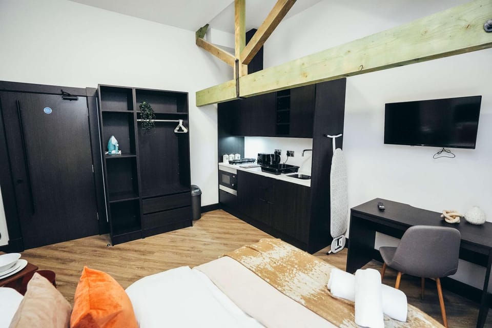 Deluxe City Centre Studios with a Workspace & Fast WiFi Apartment in Derby