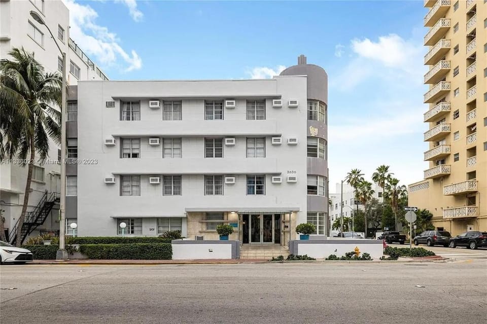 Contemporary chic, next to the beach - 1 Bedroom Apartment in Miami Beach