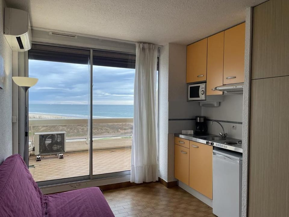 Kitchen or kitchenette, Sea view