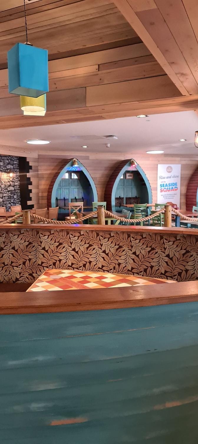 Restaurant/places to eat, Restaurant/places to eat, Lounge or bar