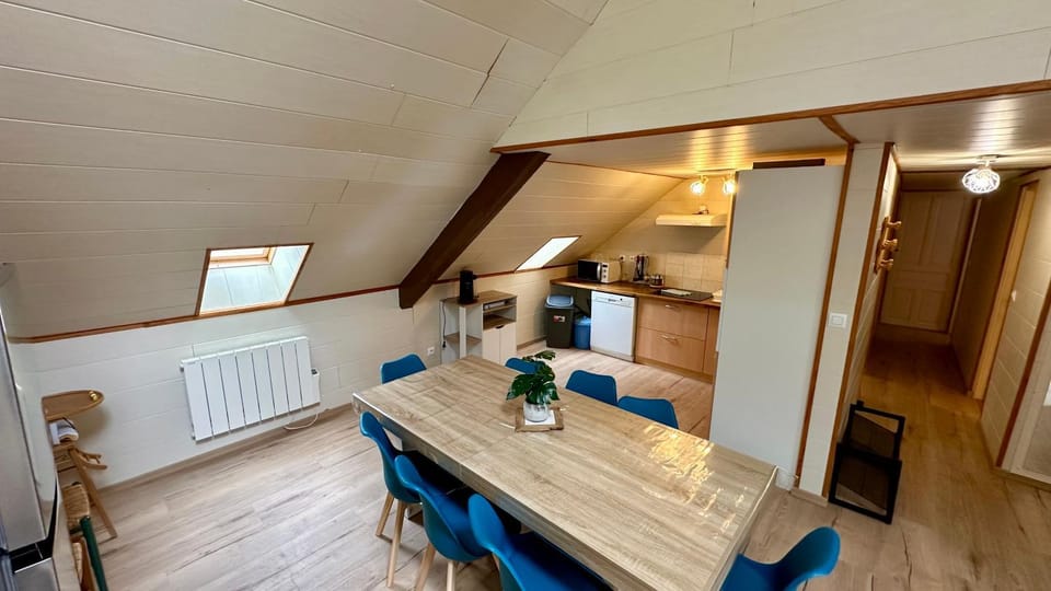 Kitchen or kitchenette, Dining area, stove