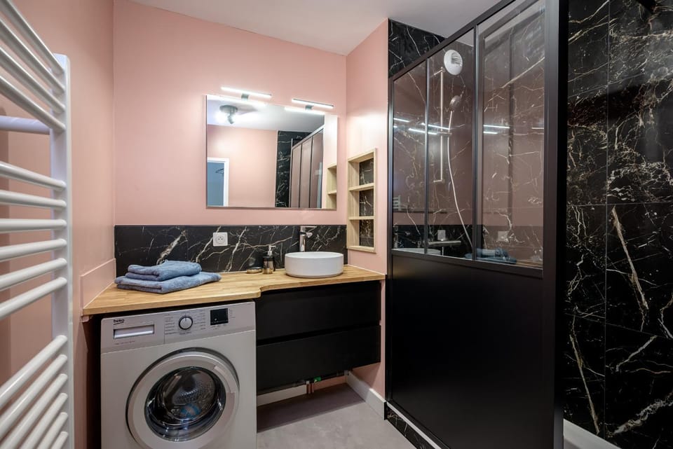 Shower, Bathroom, towels, washing machine