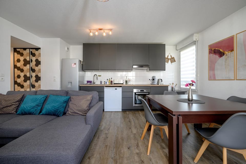 Coffee/tea facilities, Kitchen or kitchenette, Living room, Seating area, Dining area, oven, stove, toaster