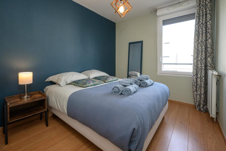 Bed, Photo of the whole room, Bedroom, towels
