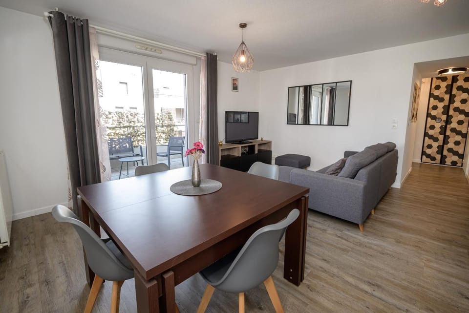 Communal lounge/ TV room, TV and multimedia, Living room, Seating area, Dining area