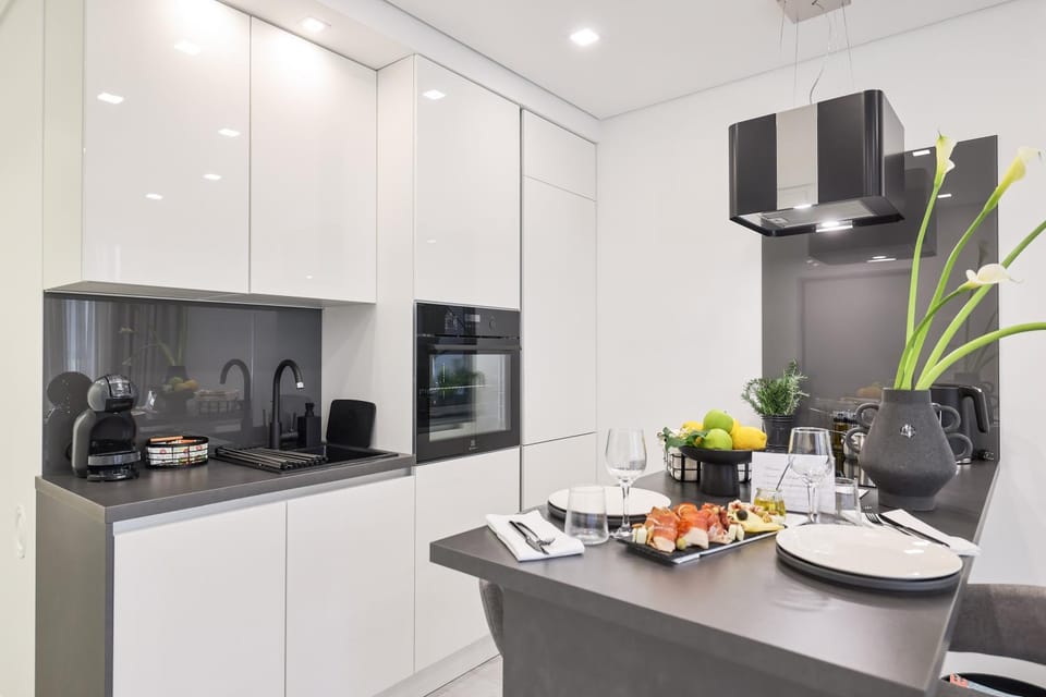 Coffee/tea facilities, Kitchen or kitchenette, Dining area, Food, oven