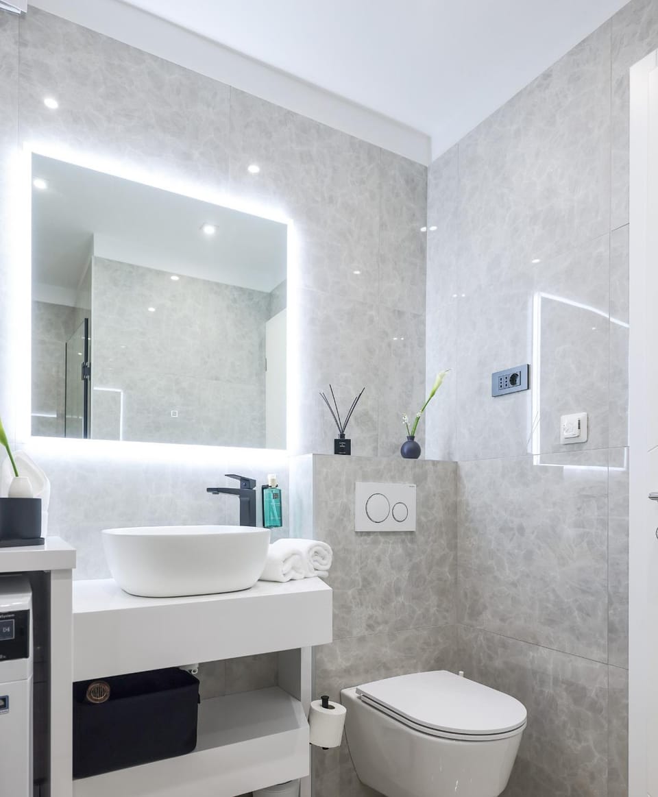 Toilet, Bathroom, towels