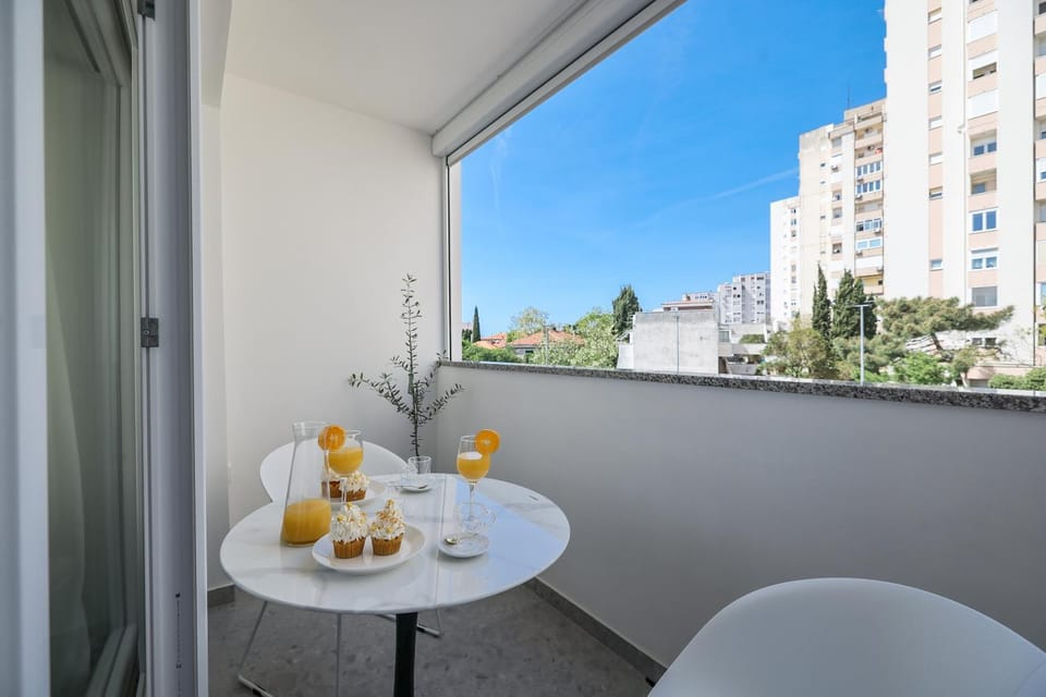 Natural landscape, View (from property/room), Balcony/Terrace, Food and drinks