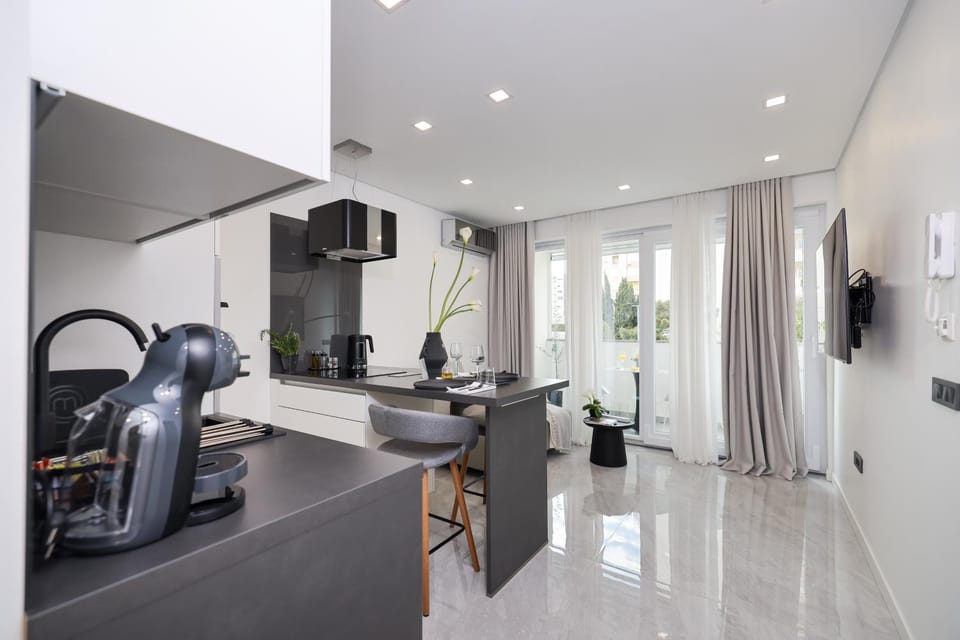 TV and multimedia, Kitchen or kitchenette, Living room, Seating area, Dining area