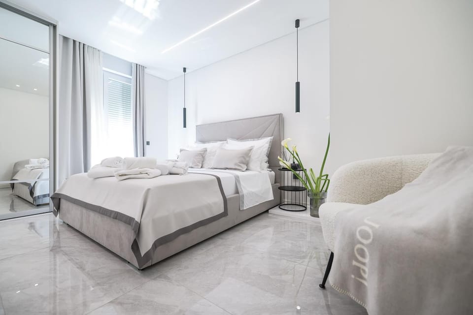 Bed, Seating area, Bedroom, towels