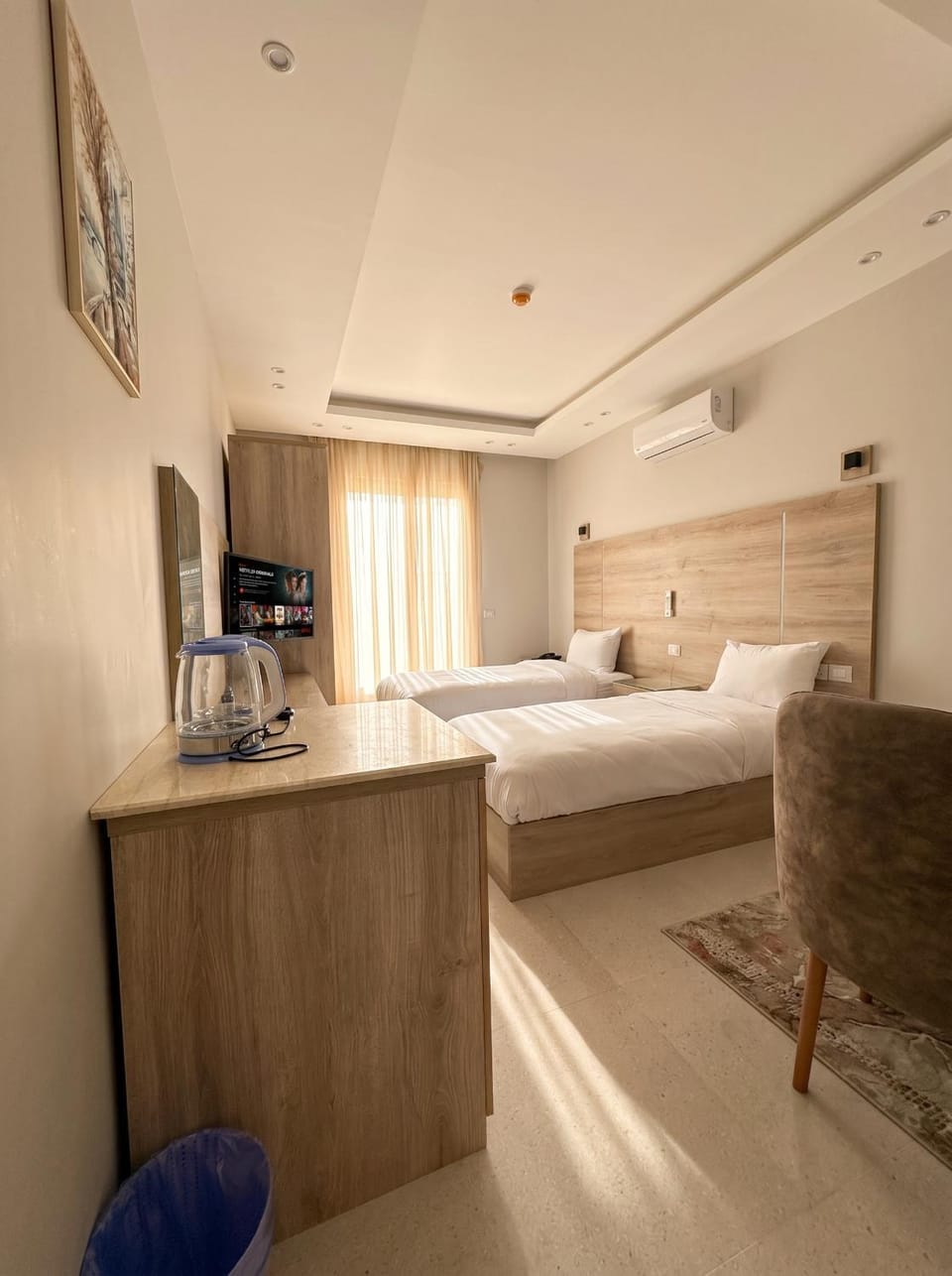 Bed, TV and multimedia, Coffee/tea facilities, Seating area, minibar, air conditioner