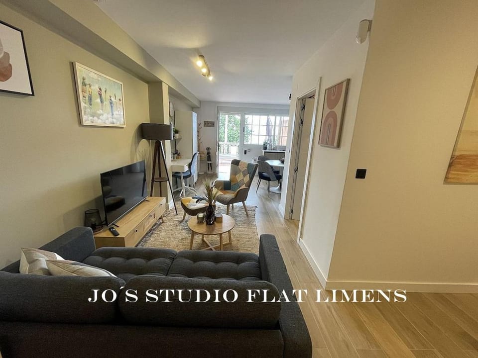 Communal lounge/ TV room, TV and multimedia, Living room, Seating area, Dining area, Evening entertainment