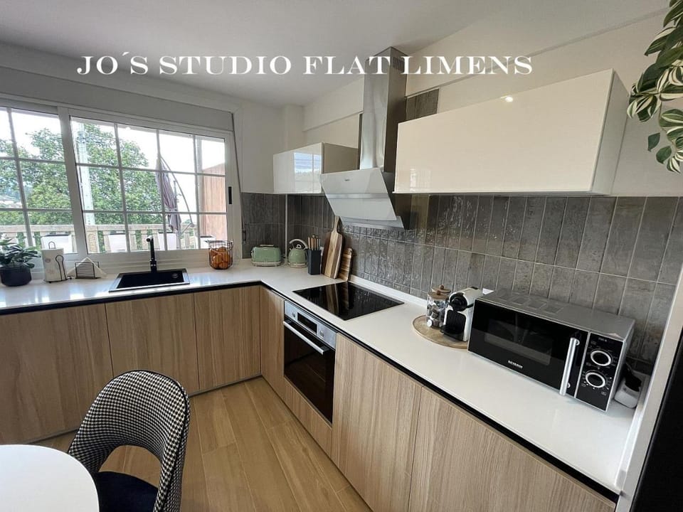 Coffee/tea facilities, Kitchen or kitchenette, dishwasher, stove