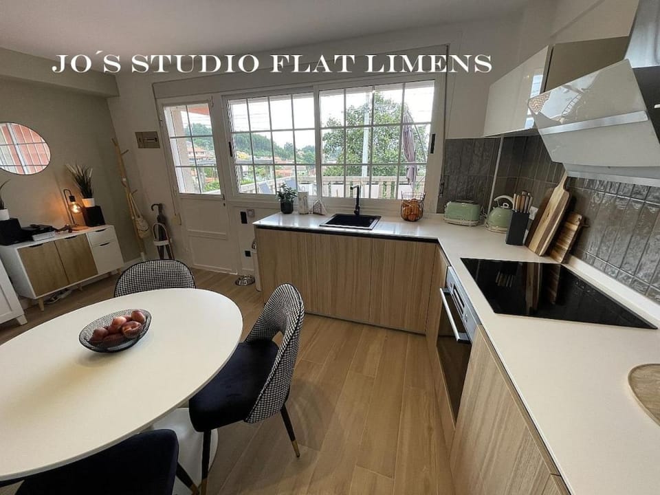 Kitchen or kitchenette, Dining area, dishwasher, oven, pet friendly, stove
