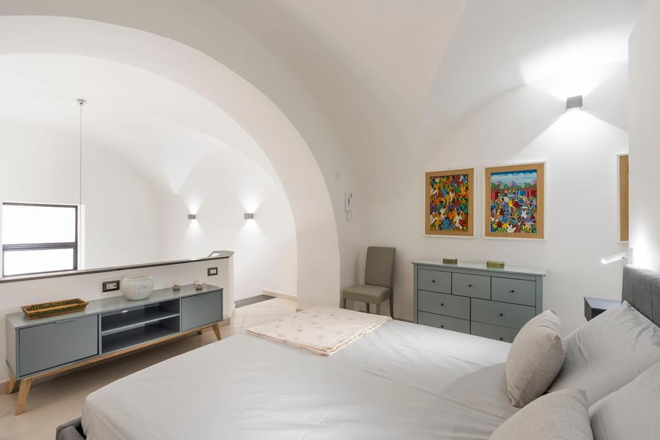 Bed, TV and multimedia, Kitchen or kitchenette, Photo of the whole room, Bedroom