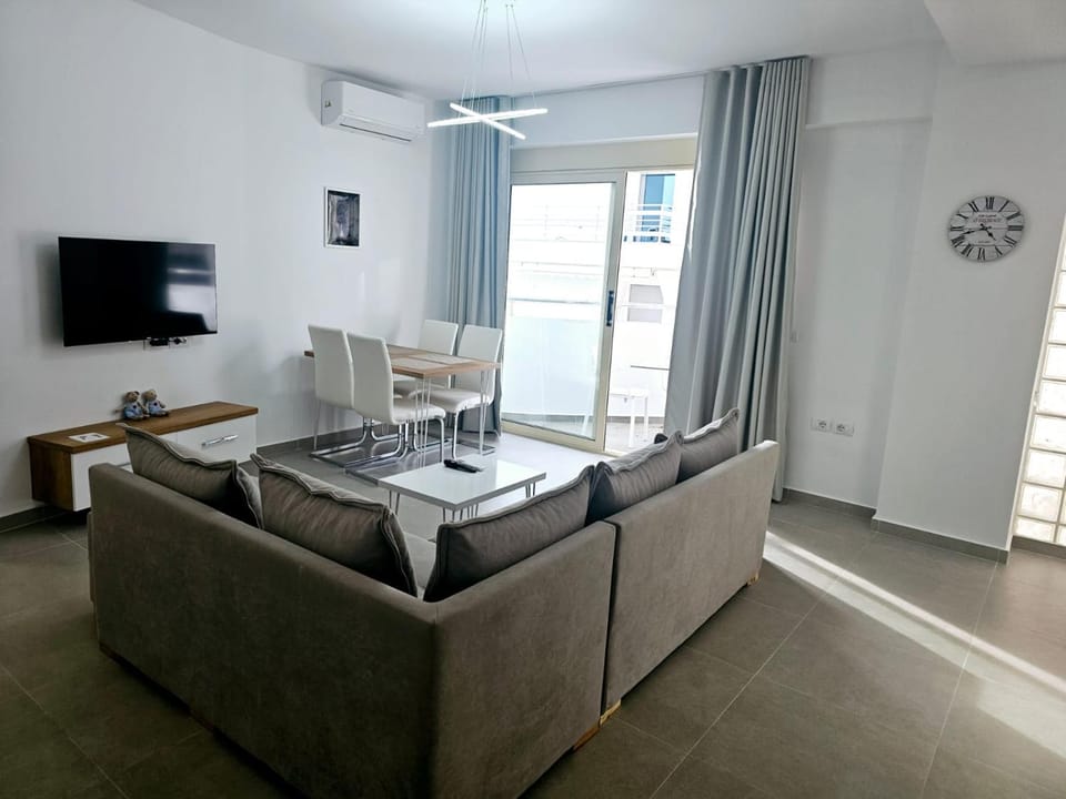 Communal lounge/ TV room, TV and multimedia, Living room, Seating area, Dining area, air conditioner