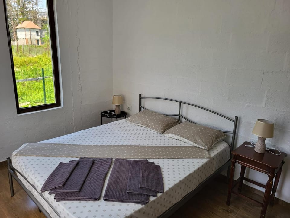 Bed, Bedroom, towels