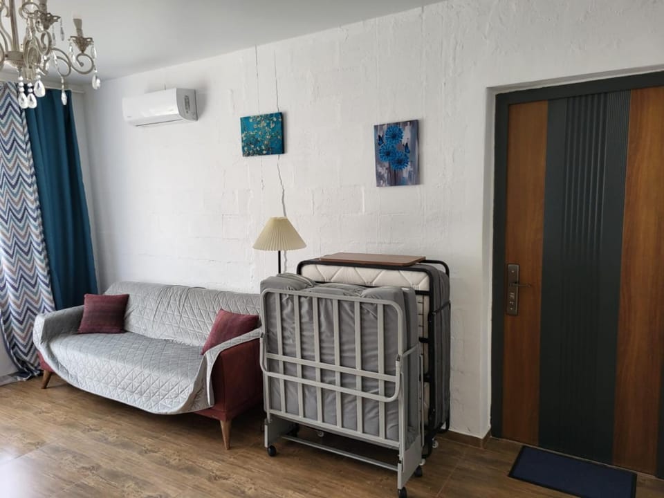 Bed, Living room, Seating area, air conditioner