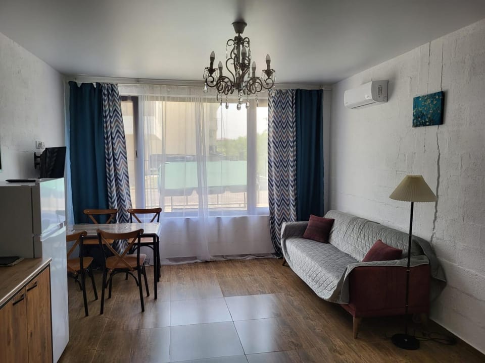 Bed, TV and multimedia, Kitchen or kitchenette, Living room, Photo of the whole room, Seating area, Dining area, Bedroom, air conditioner