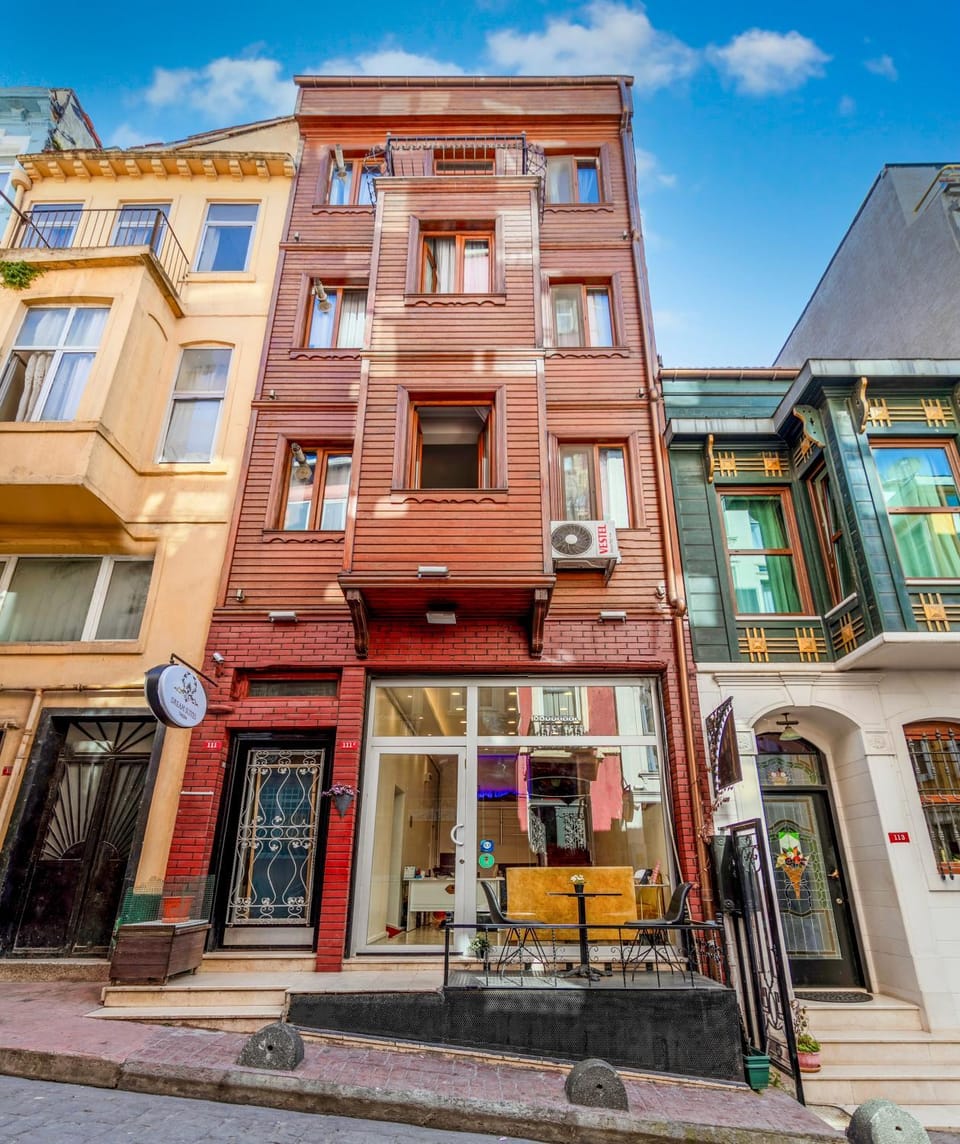 Property building, Day, Neighbourhood, City view, Street view, Location