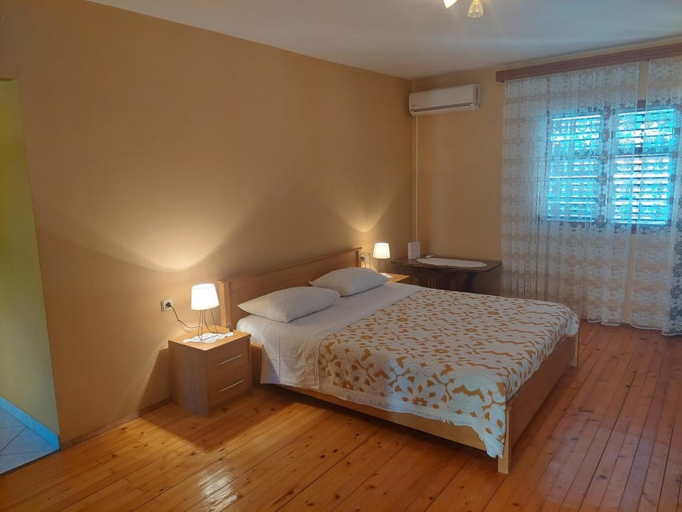 Bed, Bedroom, air conditioner