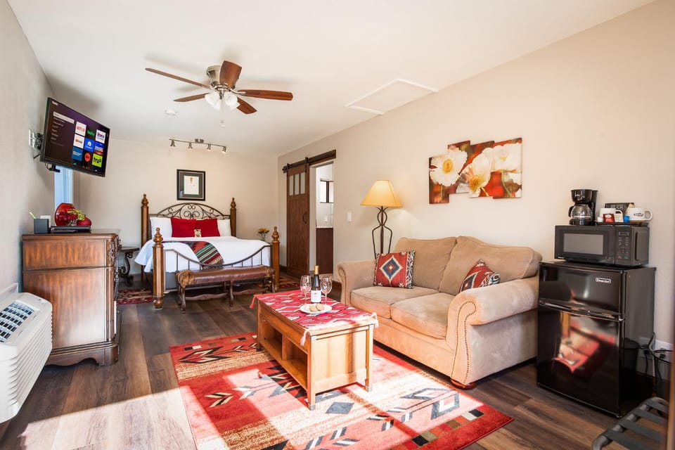 Shower, Patio, Bedroom, Breakfast, fireplace, internet, locker, air conditioner