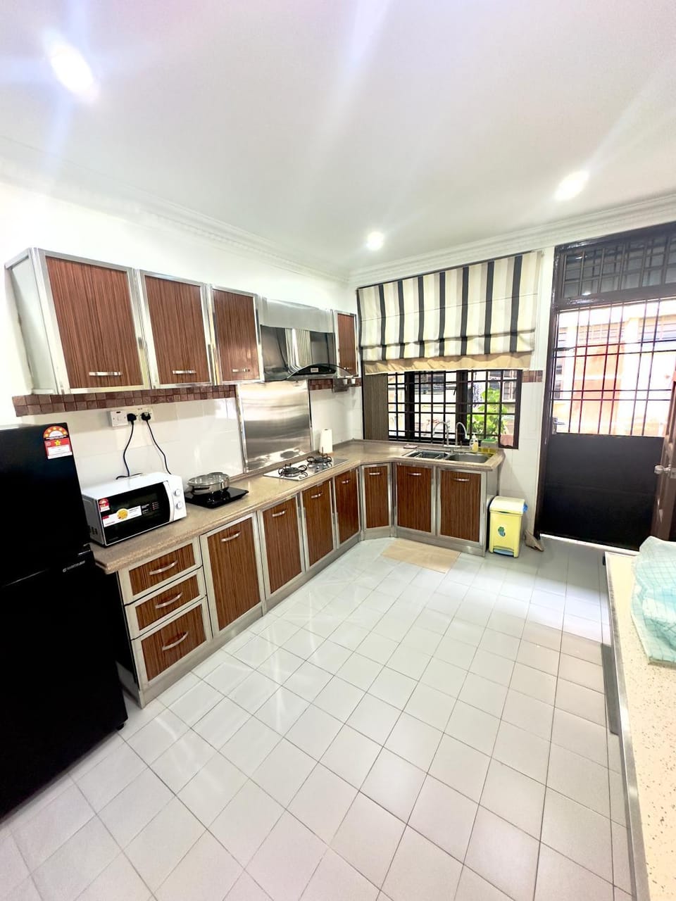 Kitchen or kitchenette, minibar, oven, stove
